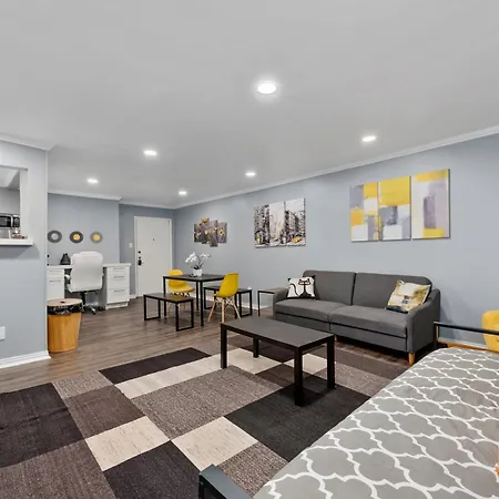 Montrose Modern Gem With Fast Wi-Fi & Free Park Apartment